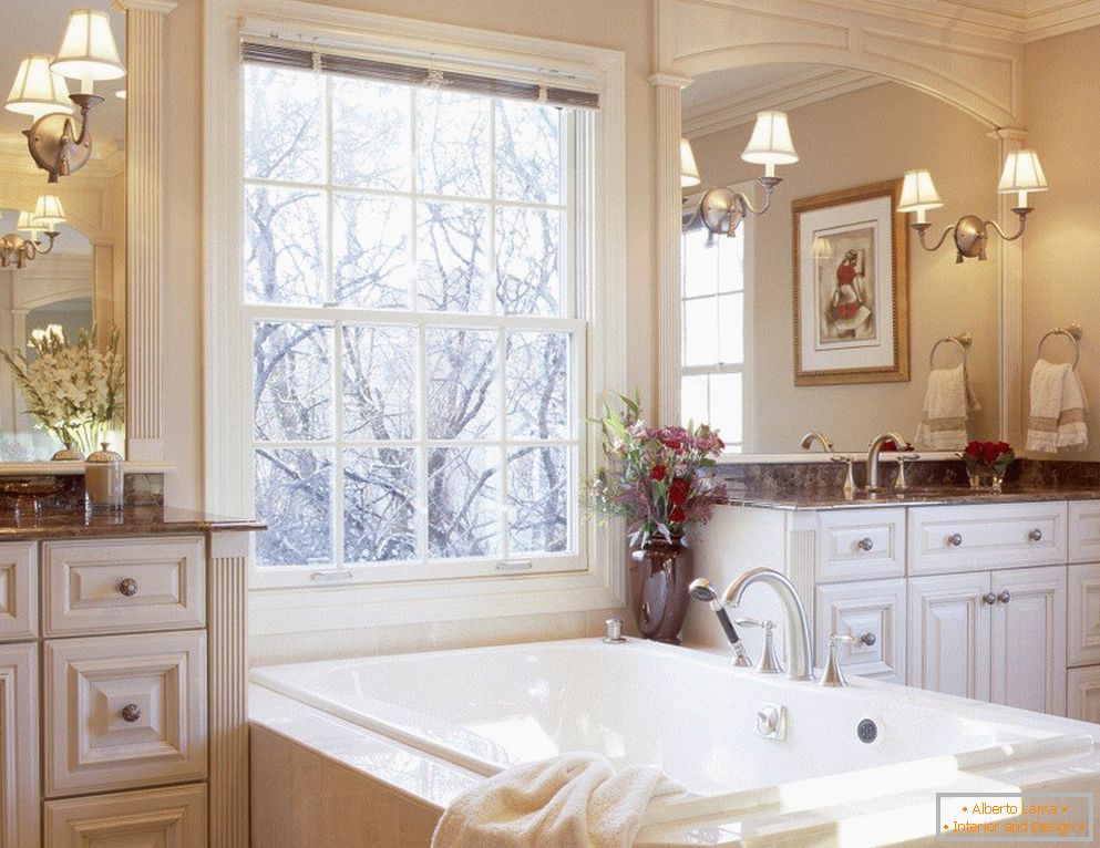 Wnętrze w klasycznym stylu z łazienką przy oknie