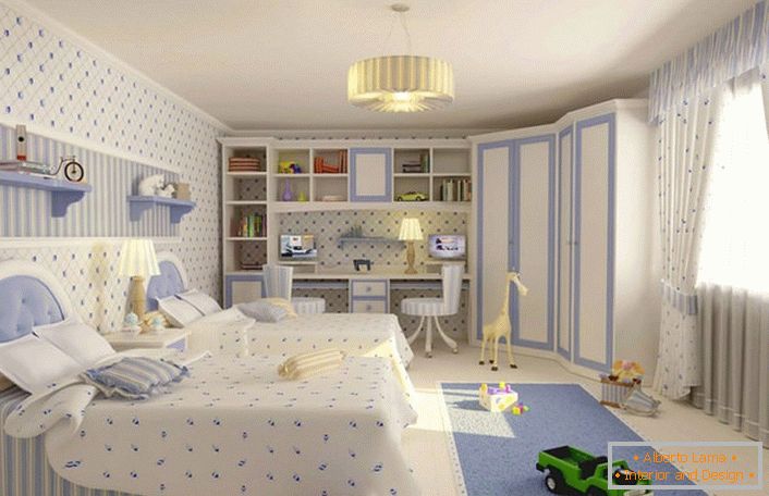 Kolory neutralne, na przykład miękkie, niebieskie i białe, są idealne do dekoracji pokoju dziecięcego, w którym mieszkają brat i siostra. 