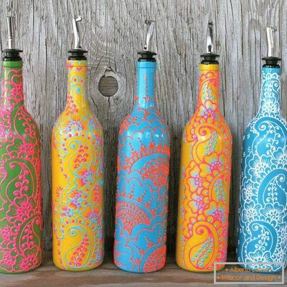Wazony ze szklanych butelek ręcznie z ręcznie malowanymi