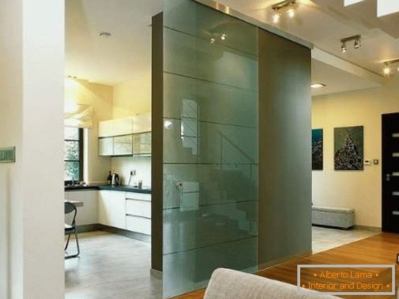 Szklane drzwi do kuchni w nowoczesnym wnętrzu