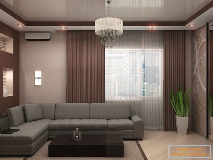 Szaro-beżowy sufit w dwóch rzędach organicznie wkomponowuje się w stylowy pokój dla gości.