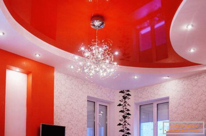 Szlachetny sufit w kolorze czerwonym idealnie wpasowuje się w ogólną koncepcję stylu.