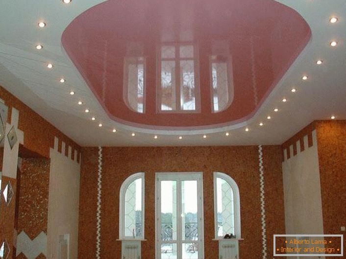 Różowy, owalny, rozciągliwy sufit z oświetleniem LED w dużym pokoju w wiejskim domu.