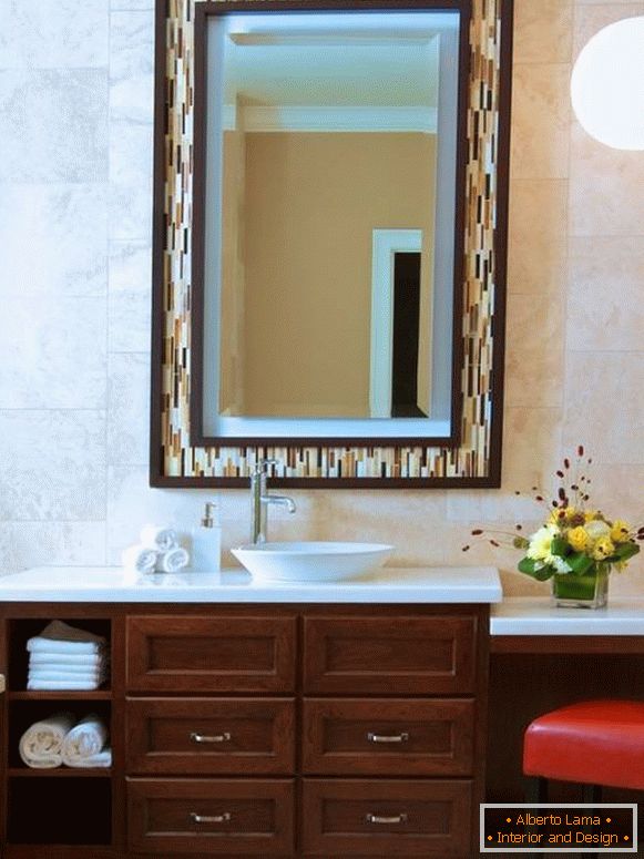 Nowoczesne lustro w ramie łazienki
