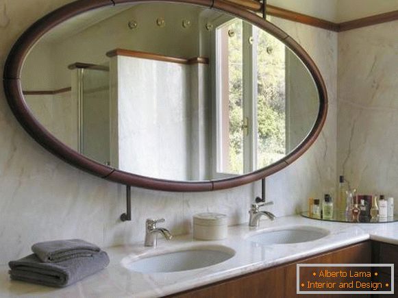 Duże owalne lustro w łazience