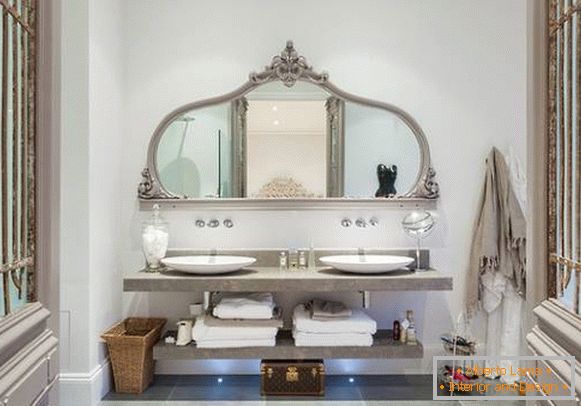 Eleganckie duże lustro z półkami w łazience