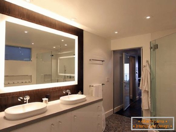Prostokątne lustro z podświetleniem w łazience