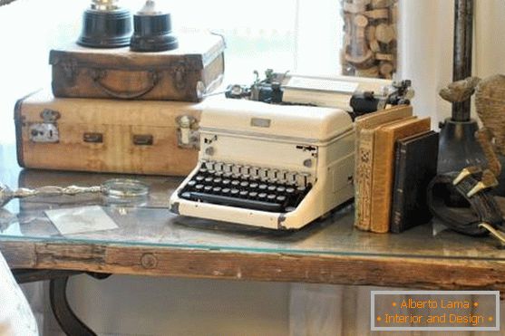 Wystrój w stylu vintage: walizki, książki, maszyna do pisania