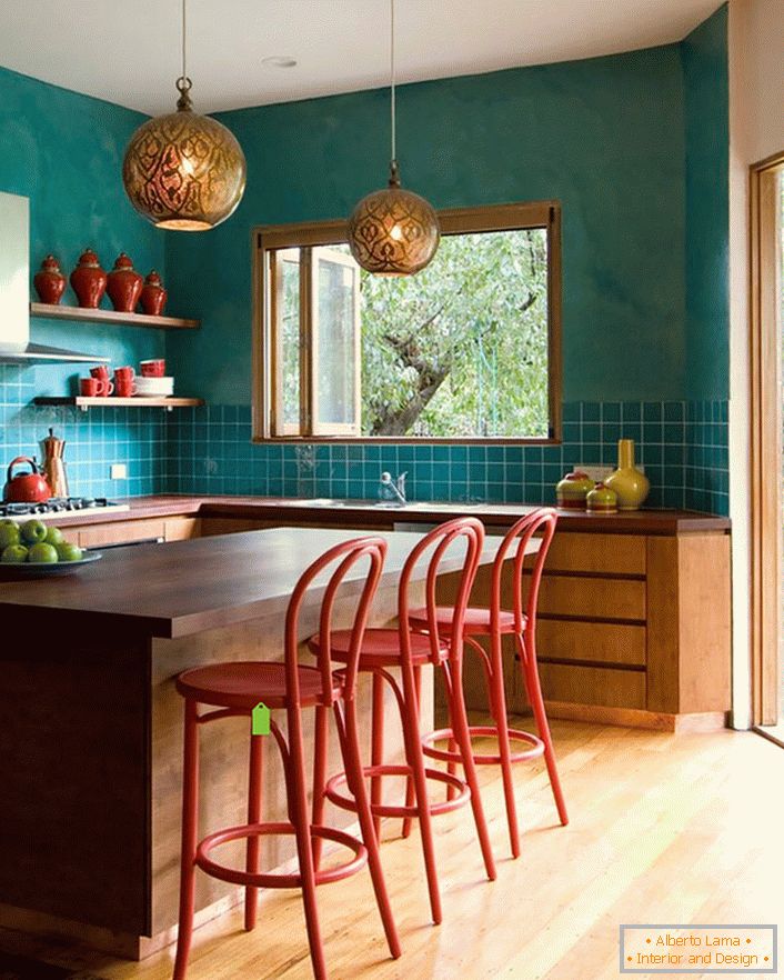 Turkusowa dekoracja ścienna w kuchni czyni pokój przestronniejszym. Lakoniczne, skromne meble idealnie pasują do wnętrza wnętrza w stylu eklektyzmu.