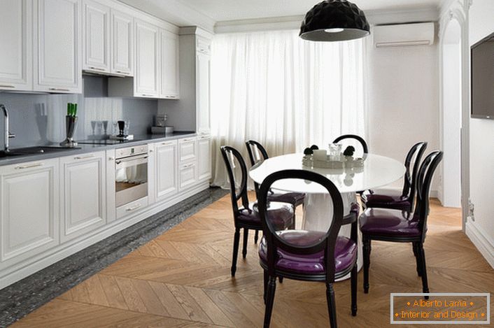 Biała wewnętrzna kuchnia z akcentami ciemnoszarego w eklektycznym stylu. Ciekawe krzesła z przezroczystymi oparciami i fioletową miękką tapicerką.
