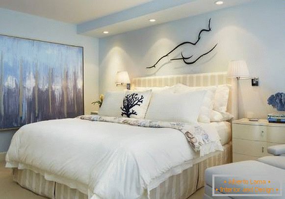 Biały niebieski wnętrze sypialni - zdjęcie w nowoczesnym stylu