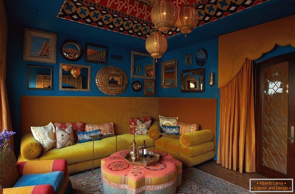 Żółta sofa w pokoju z niebieskimi ścianami