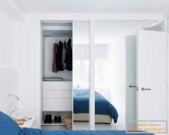 Wbudowane szafy w przedziale - biała szafa w sypialni
