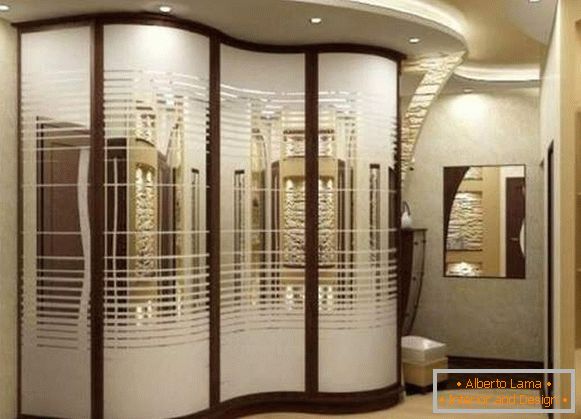 Nowoczesny design wbudowanej szafy o promieniach narożnych z podświetleniem