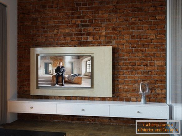 TV na ścianie z cegły