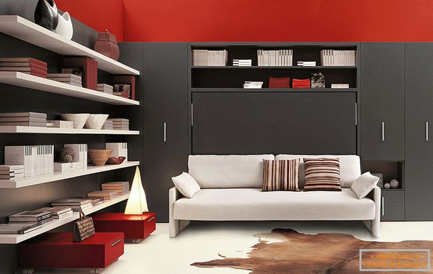 Biała sofa w czerwono-czarnym salonie