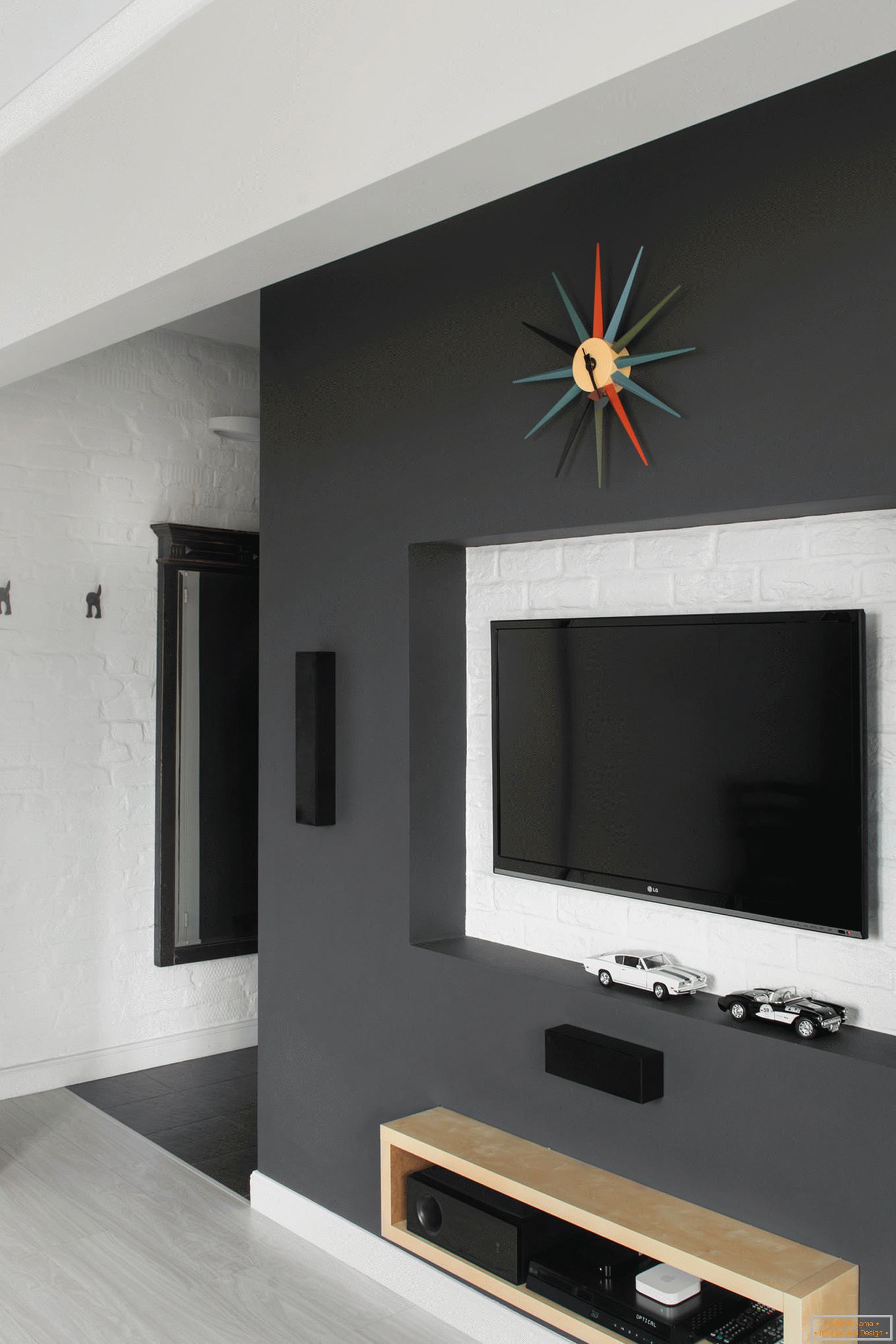 TV na ścianie w apartamencie typu studio