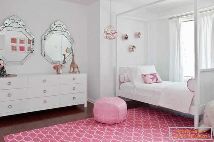 Klasyczna biała i różowa ozdoba pokoju małej fashionistki.