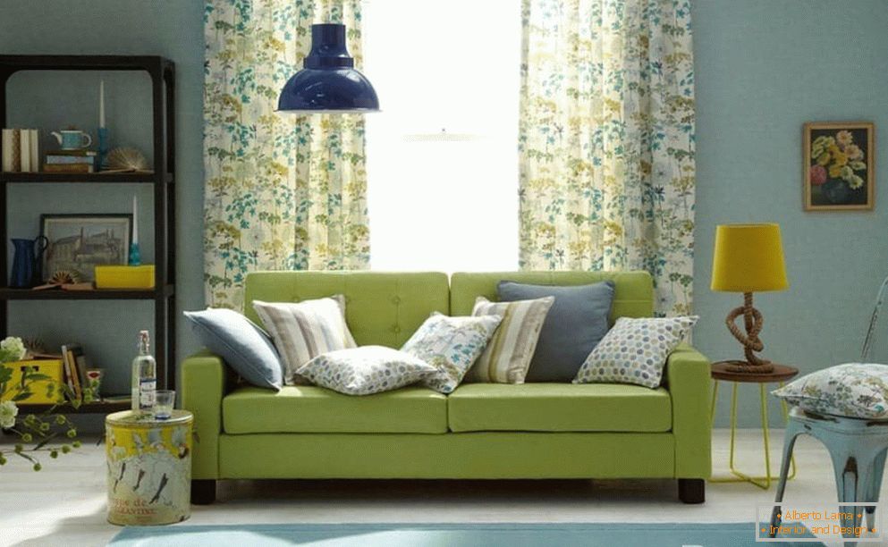 Pokój dzienny w kolorze niebieskim z zieloną kanapą