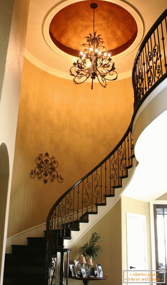 Luksusowy żyrandol nad spiralnymi schodami