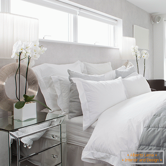 Olśniewająca biała sypialnia z pięknym światłem