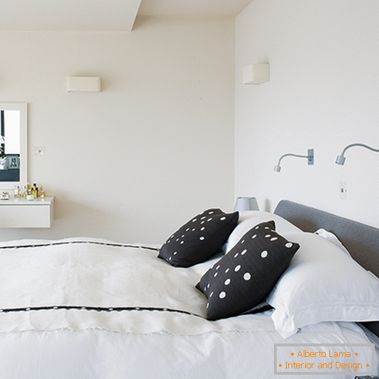 Monochromatyczna sypialnia z minimalistycznymi ściennymi światłami