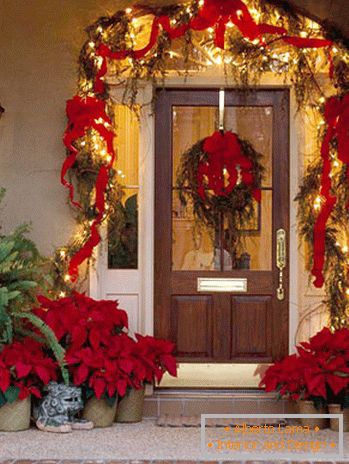 10 pomysłów na dekorację ganku na Boże Narodzenie