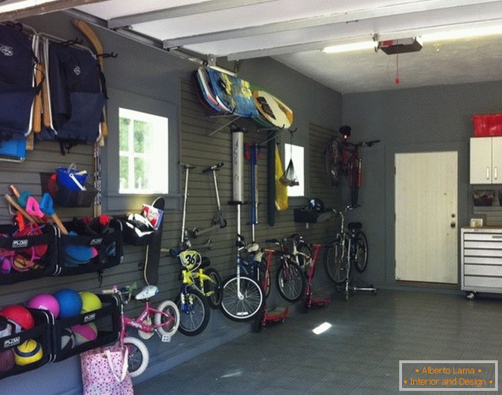 Велосипеды на стене w гараже