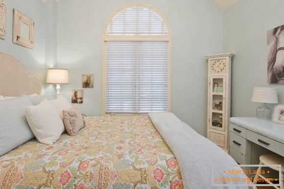 Prowansja-sypialnia w pastelowych kolorach