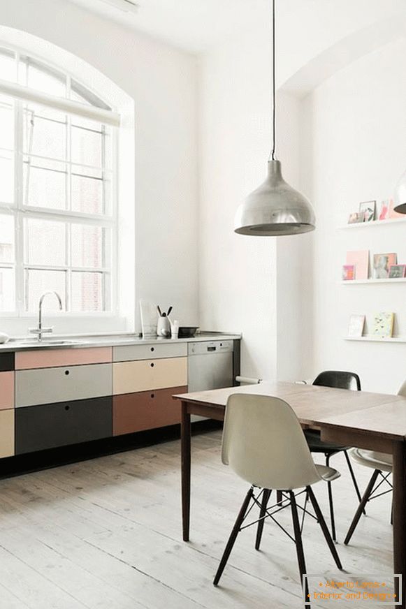 Mała kuchnia-biuro w pastelowych kolorach