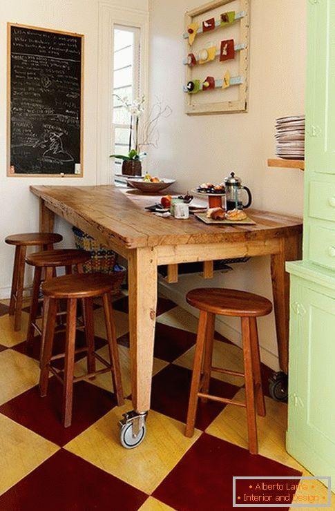 Drewniany stół jadalny na kółkach