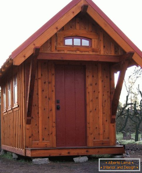 Mały drewniany domek