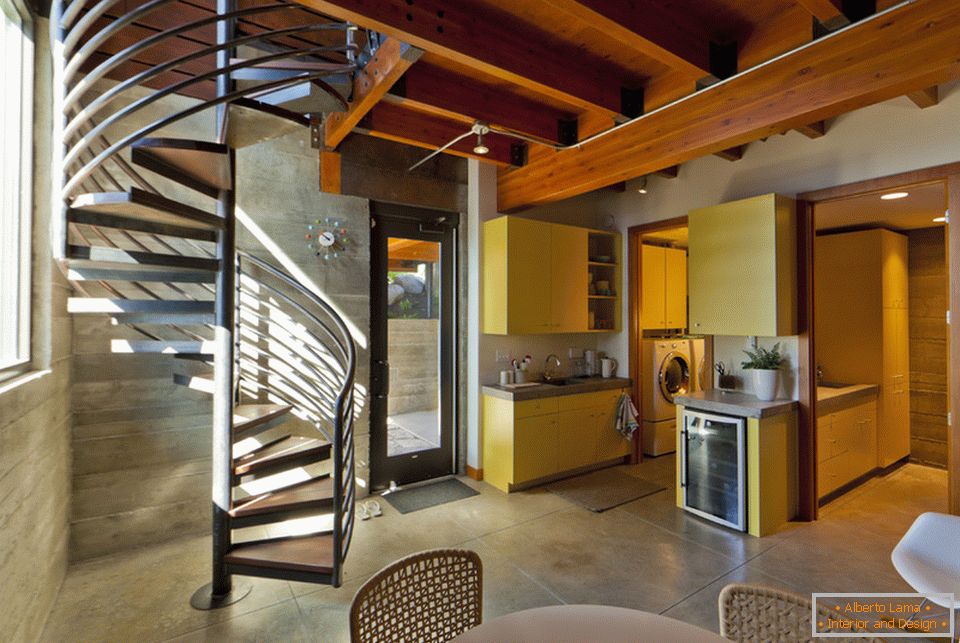 Stylowy, nowoczesny aneks kuchenny z spiralnymi schodami
