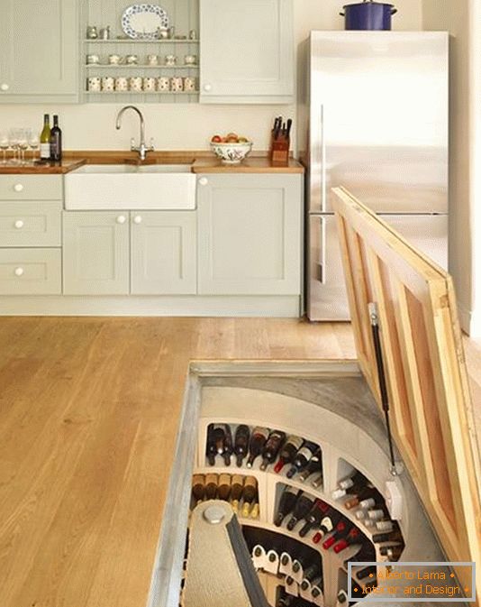 Ukryta piwnica z winami w kuchni