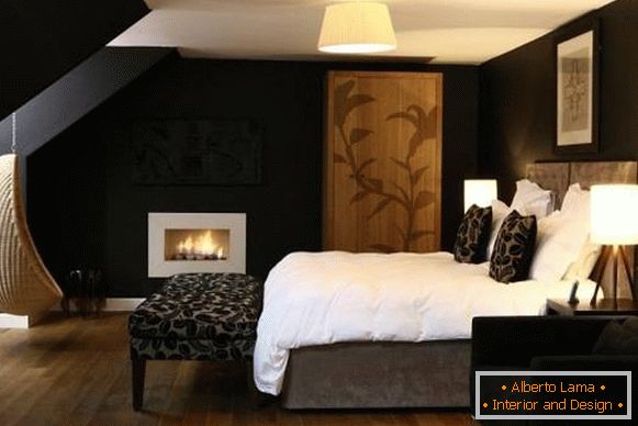 Piękna sypialnia z czarną tapetą i wiszącym krzesłem