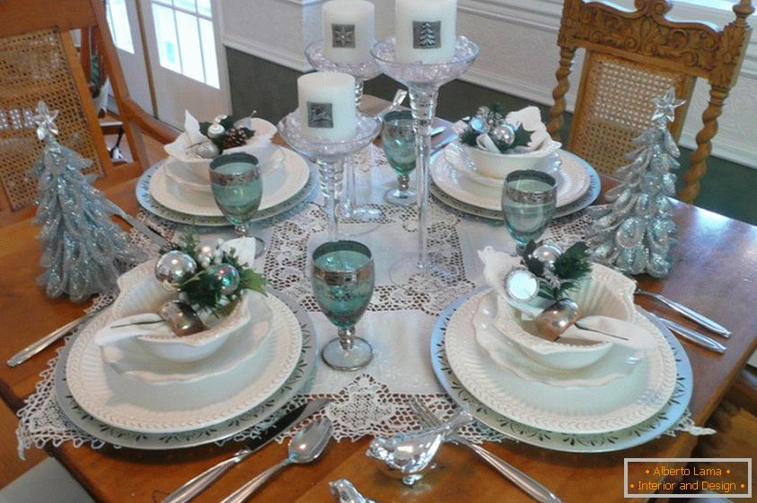 Wystrój świątecznego stołu w turkusowych kolorach