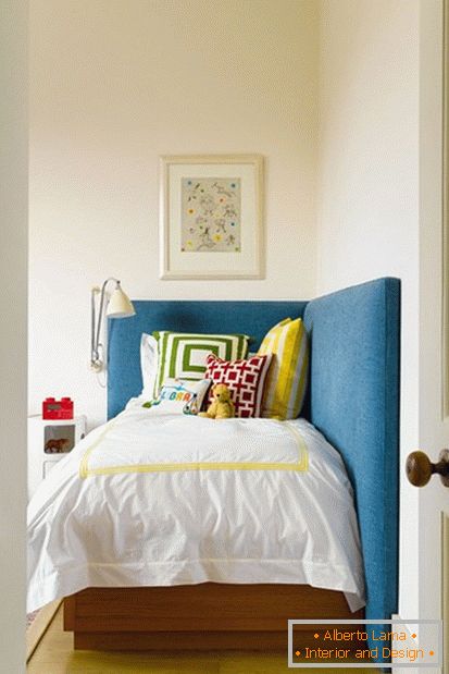 Łóżko z tapicerką z boku ściany