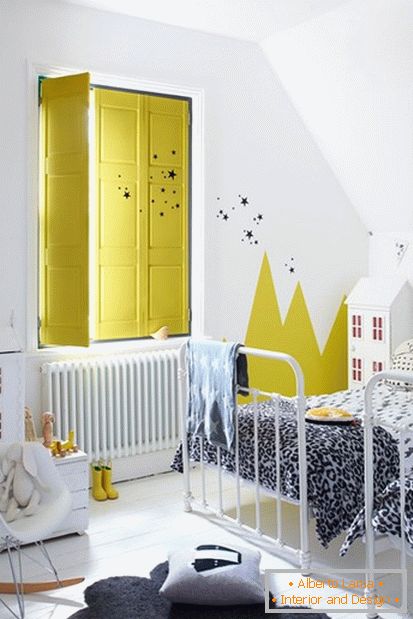 Jasne żółte kolory w białym pokoju dziecięcym