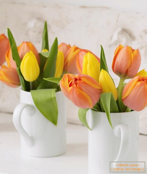 Tulipany w białych filiżankach