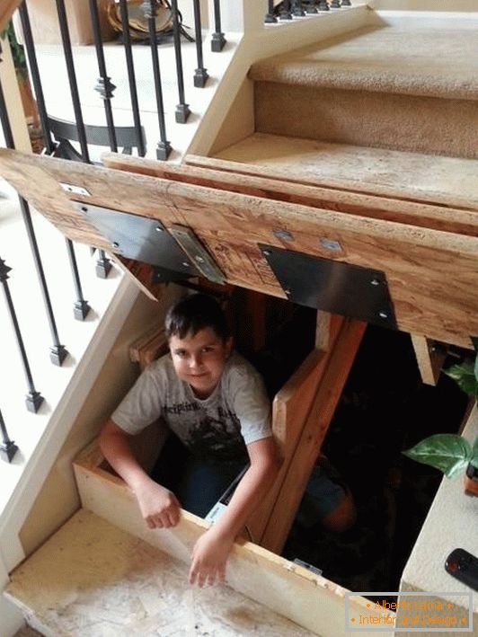 sekretne schronienie - pod schodami