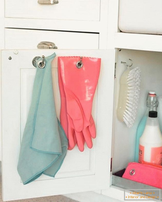Pothold i rękawiczki po wewnętrznej stronie drzwi szafki