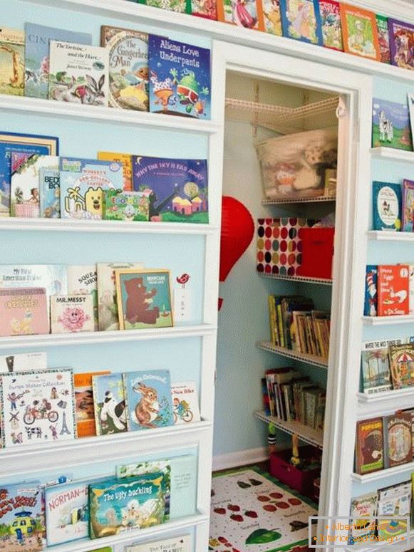 Książki na ścianach w pokoju dziecinnym