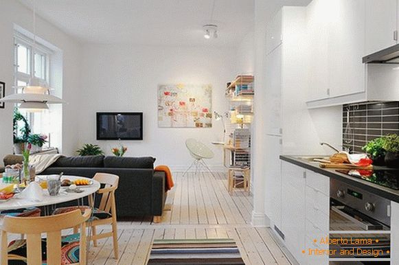 Wnętrze małego mieszkania z elementami, które nadają mu komfort i atrakcję