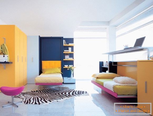 Składane łóżka w kolorowym gabinecie