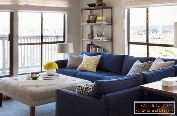 Sofa narożna w salonie z panoramicznymi oknami