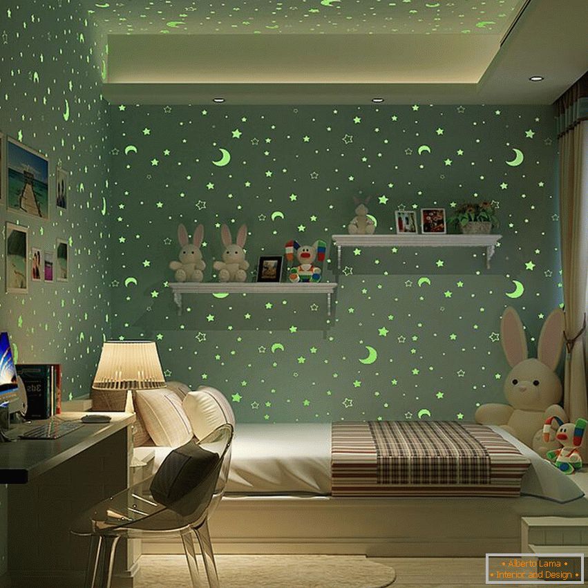 Gwiazdy na ścianach w pokoju dziecinnym