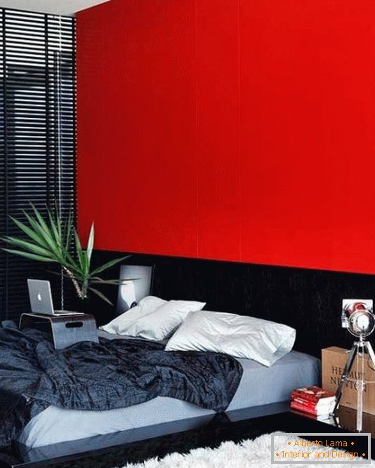 Czerwona ściana jako główny akcent w sypialni