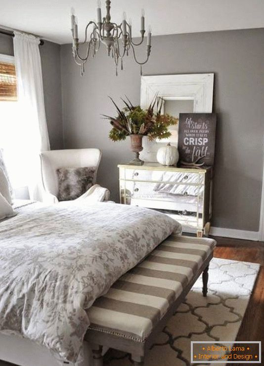 Elegancka sypialnia z pięknie zaprojektowaną komodą