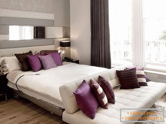 Stylowe meble w sypialni z fioletowymi akcentami