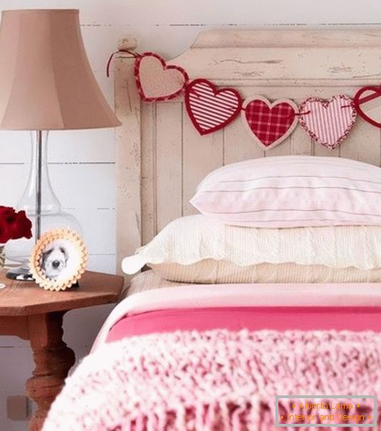 Dekoracja łóżka na Walentynki